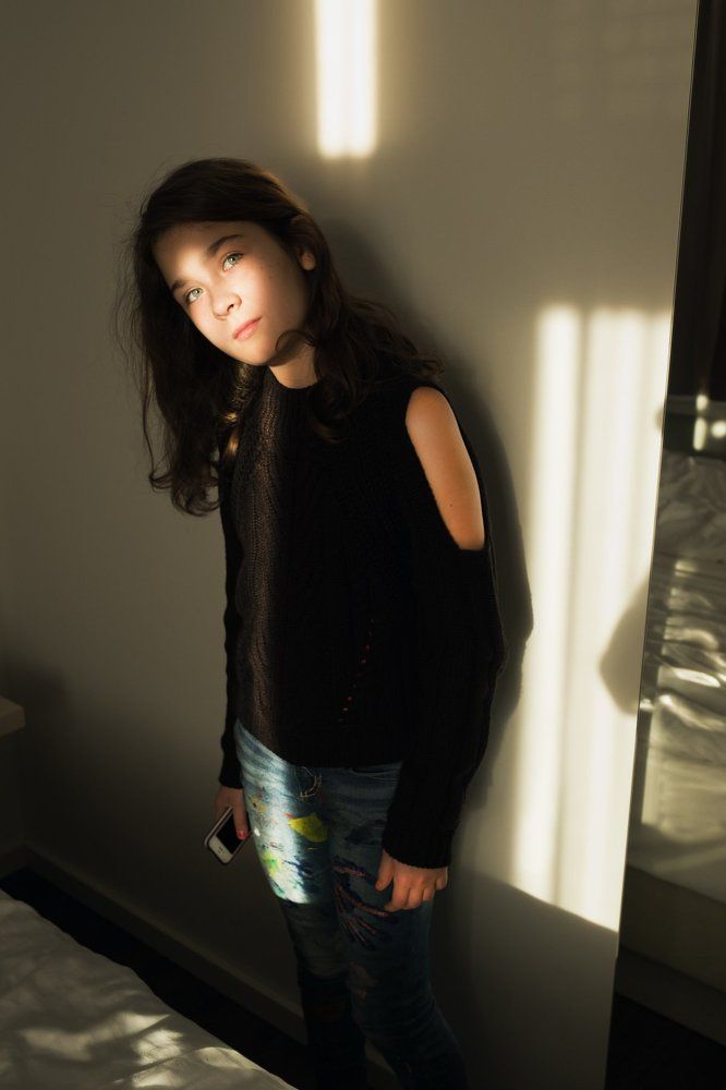 Мари расцвеченная полуденным солнцем.