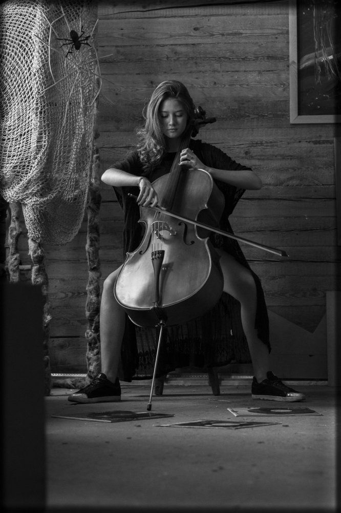 Виолончелистка