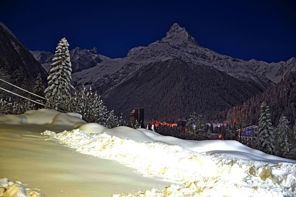 Ночной Домбай. Лишь только горы возвышаются над ним.