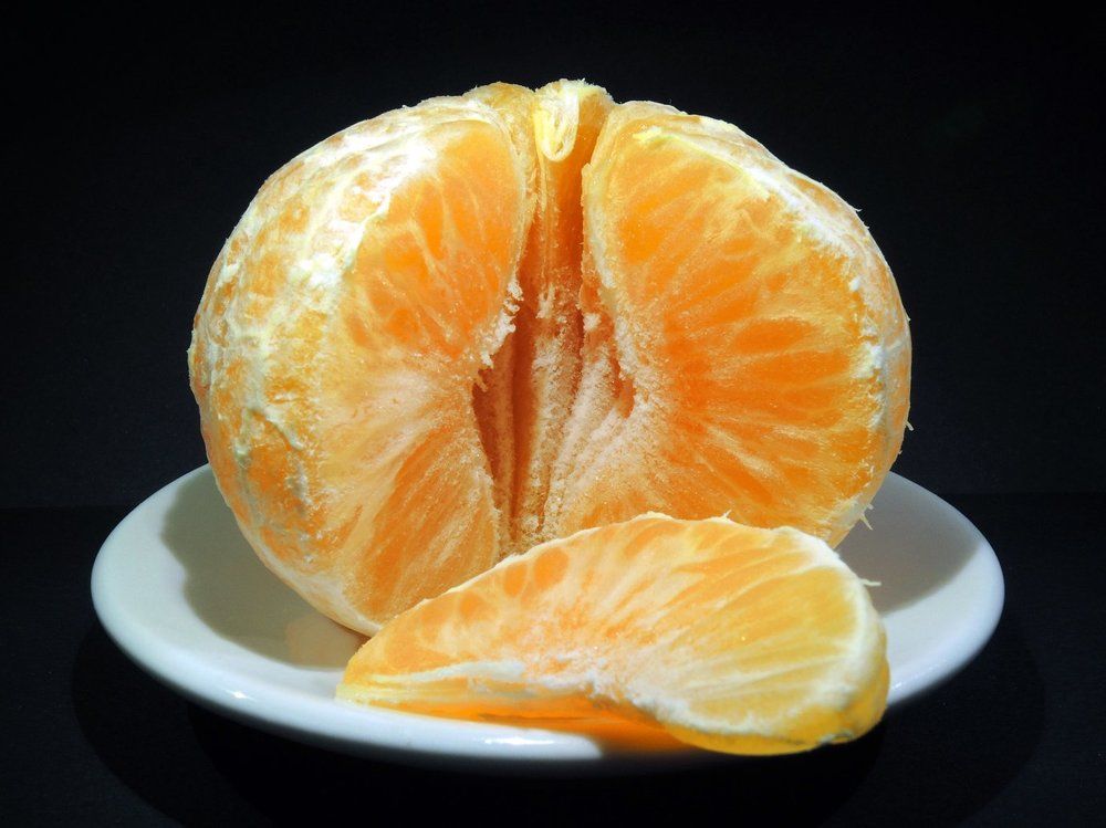 Мы делили мандарин, много нас, а он - один.