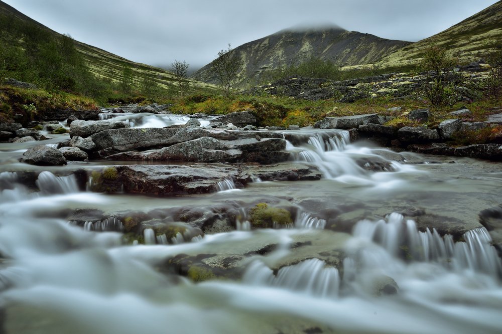 Могучий горный ручей