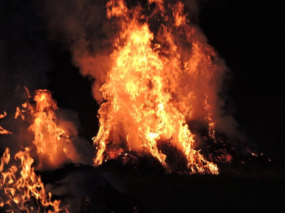 Огонь в ночи сиял...