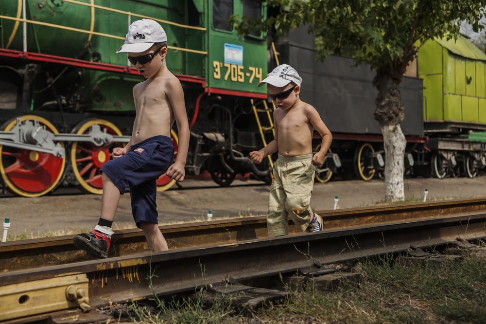 И мы по шпалам...