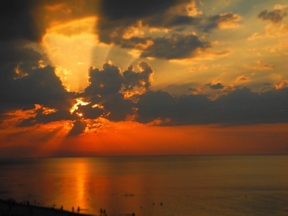 золотой луч из волшебного хрустального шара закатного солнца