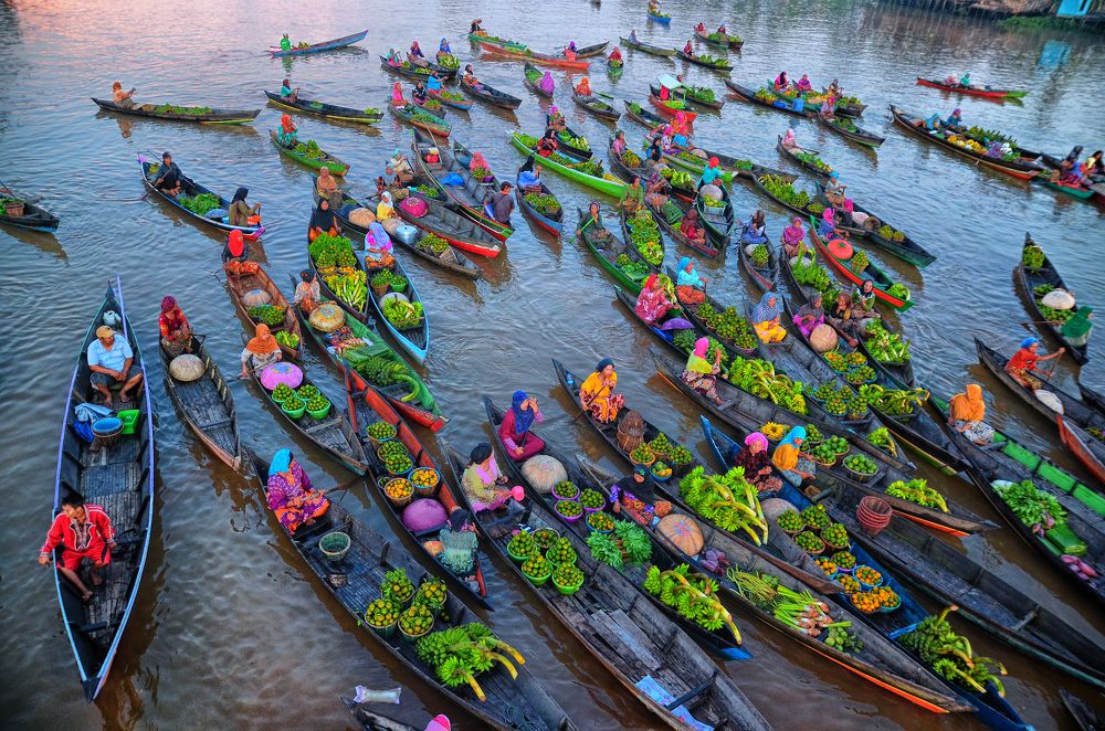 floating market activity