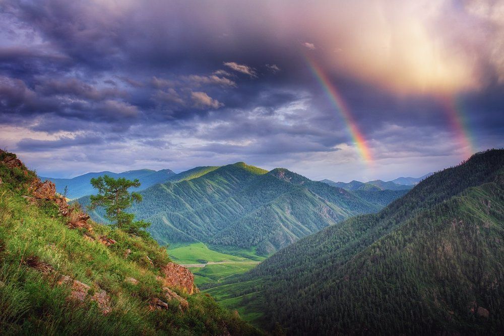 Двойная радуга в горах