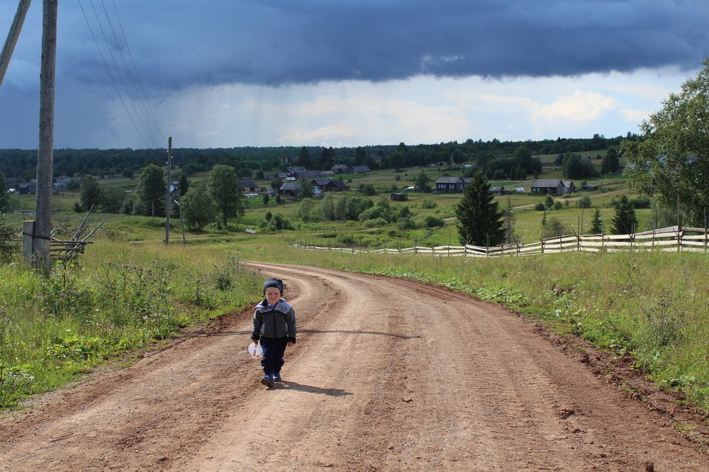 Деревня,дорога,туча,дождь...