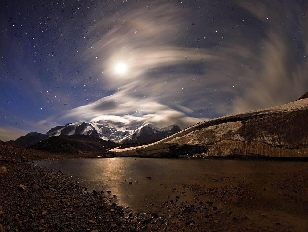 Лунная ночь под Эльбрусом
