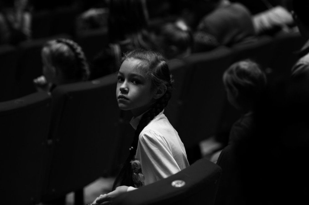 В зрительном зале.