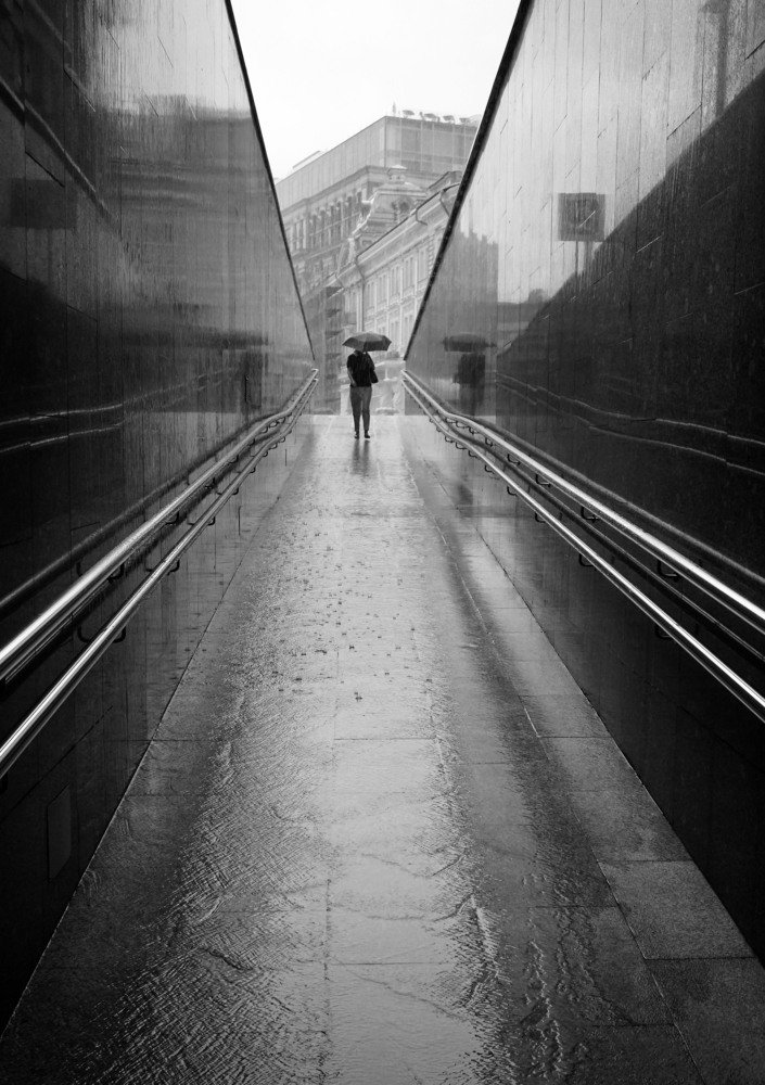 Я иду по лужам, мне никто не нужен ...