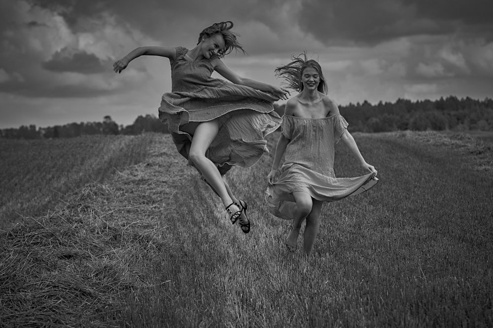 Теплый осенний день. Девчата.