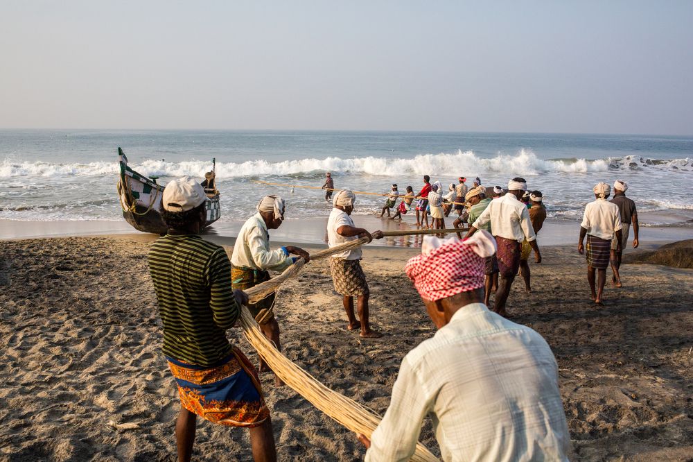 Мужчины из рыбатской деревни на промысле.