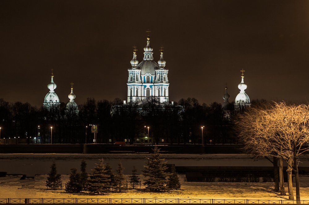 Смольный ночью.