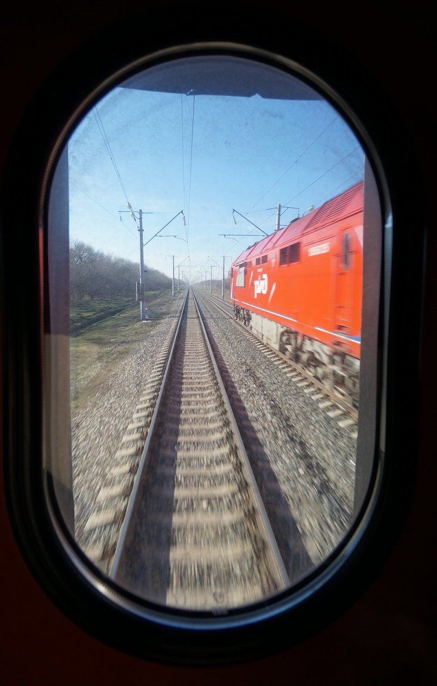 В разные стороны.