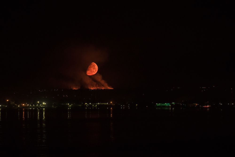 Горящая луна