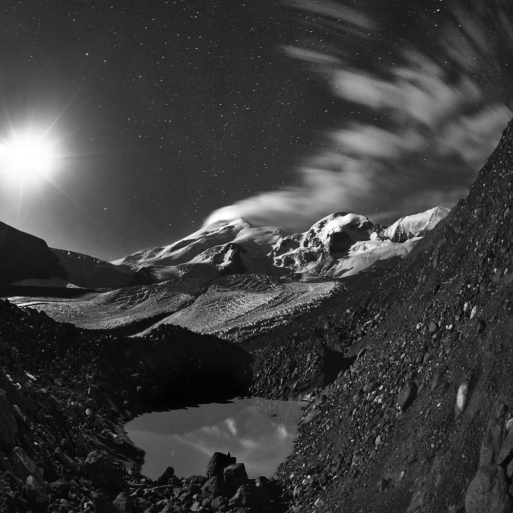 Эфемерное озеро под Эльбрусом