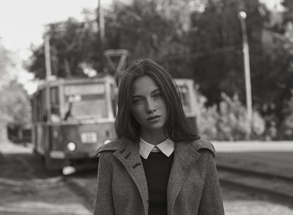 Девушка на трамвайной линии