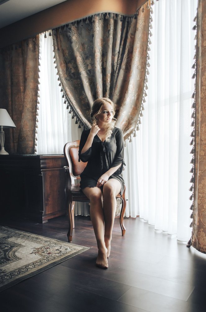 Девушка у окна