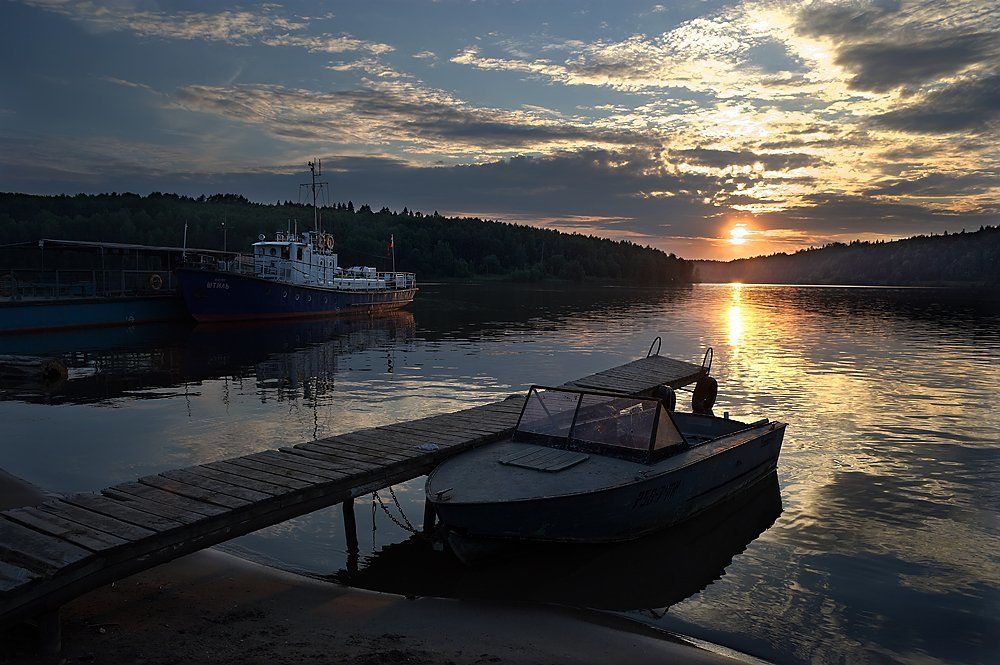 Закат над рекой.