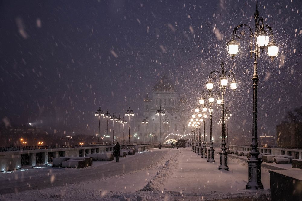 Снежный вечер на мосту