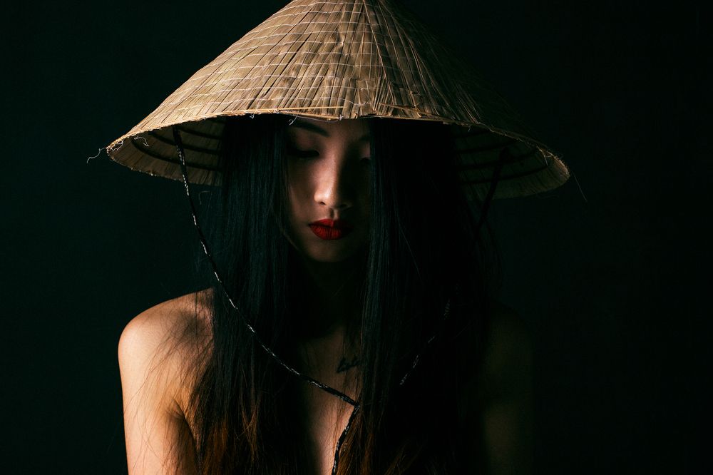 Дыхание - мёд, в глазах луна смеётся, и сакуры цветки.