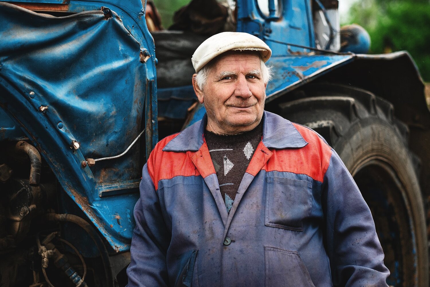Мужичок у трактора