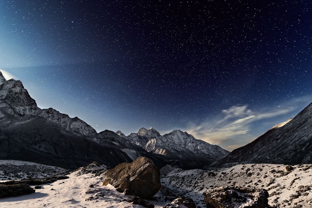 В лунном сиянии.