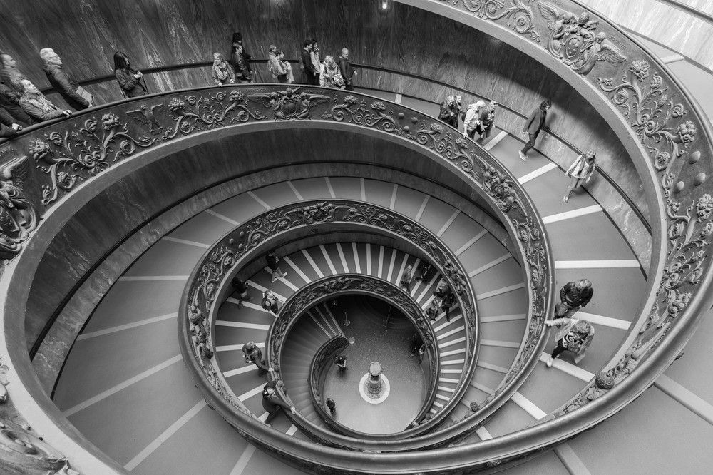 Лестница в Ватикане. Направление движения?