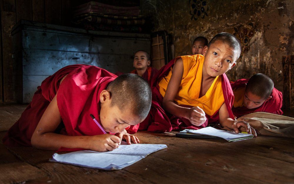 Ученики в монастыре Бутана