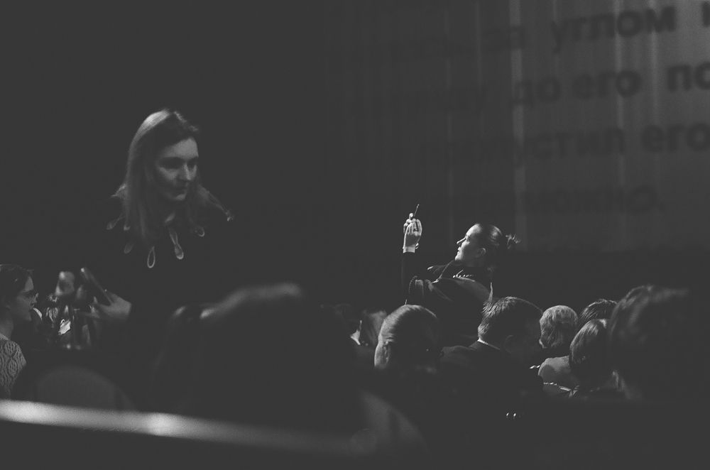 в ожидании занавеса