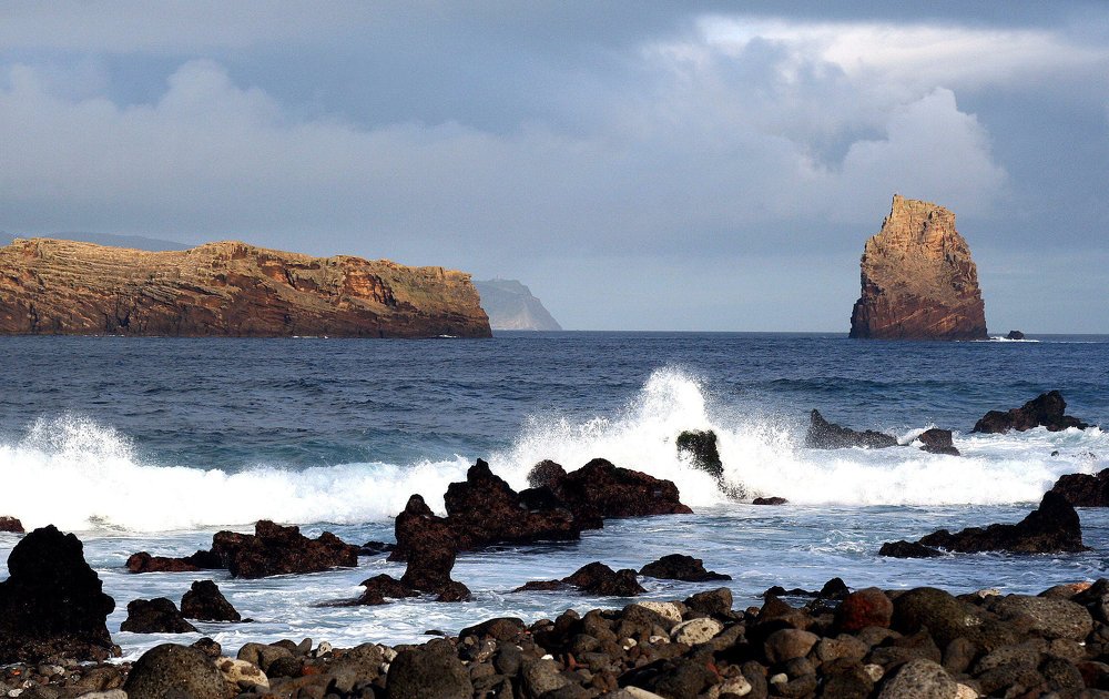 Неприступные скалы Азорских островов.