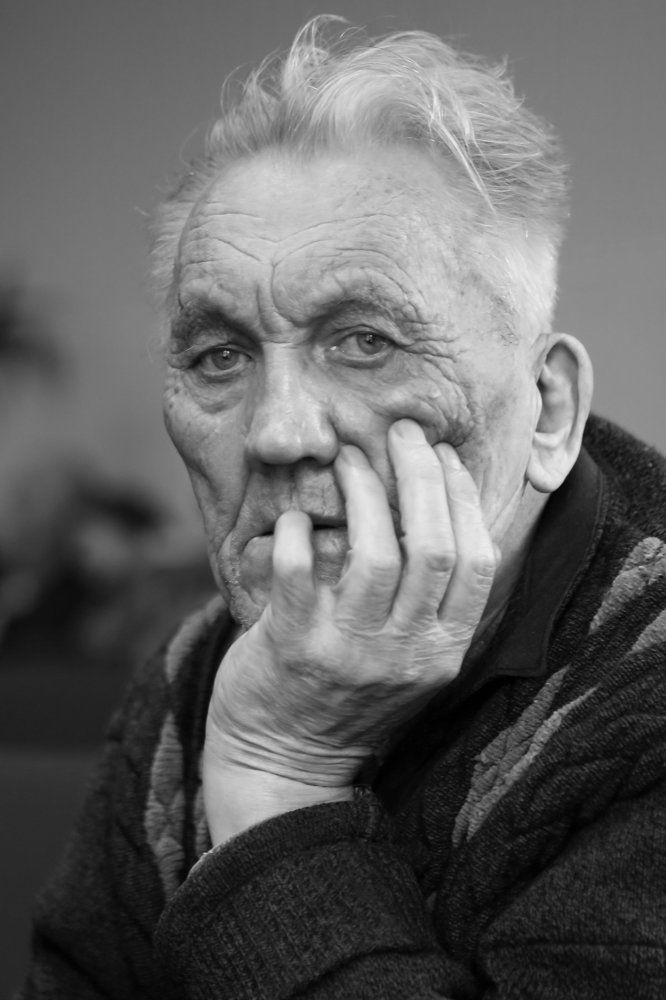 В глазах вселенская печаль...