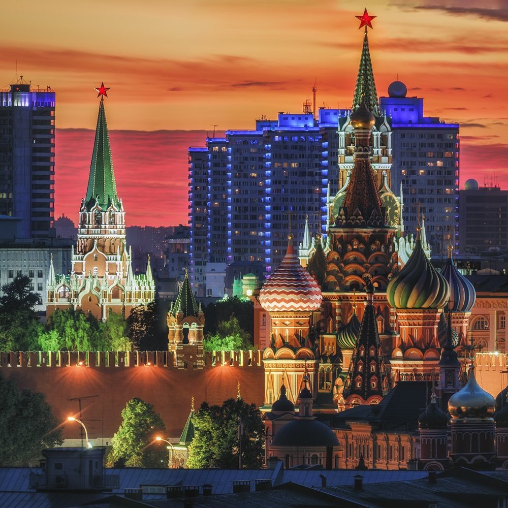 Ушедшее солнце зажгло городские огни