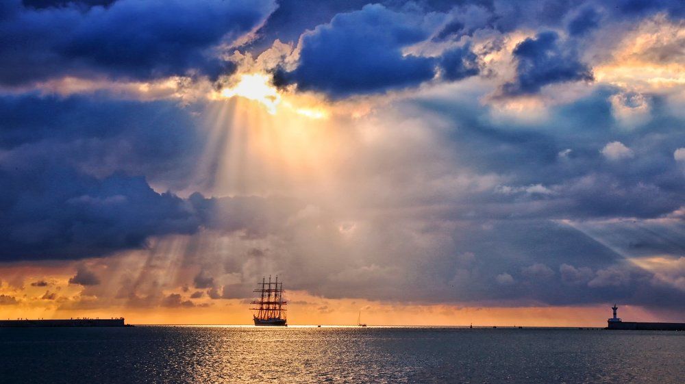 Величественный парусник "Седов" на закате