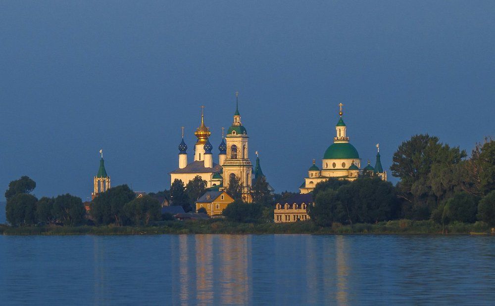 Под небом голубым есть город золотой