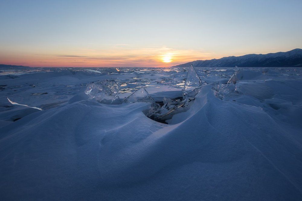 Байкальский лед на закате
