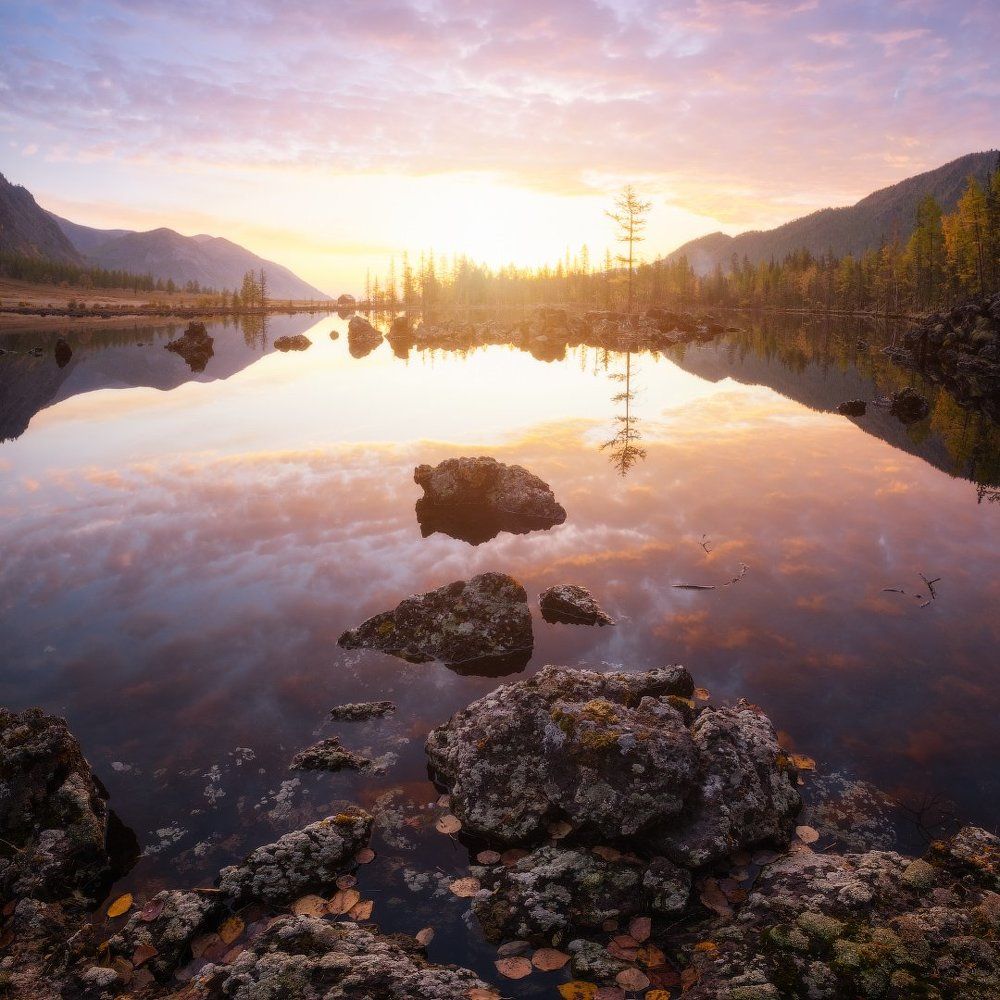 Яркий рассвет над лавовым озером