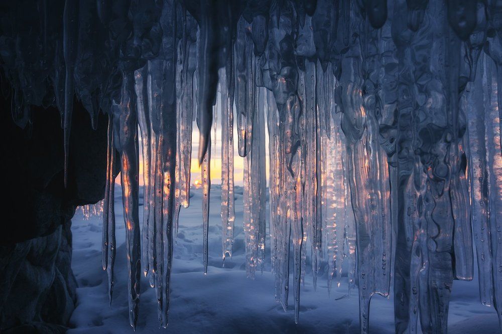 Сосульки, подсвеченные закатным солнцем в одном из гротов Чивыркуйского залива