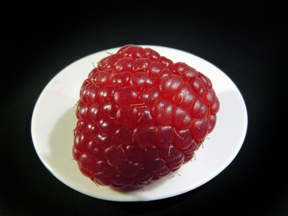 Просто малина на тарелке