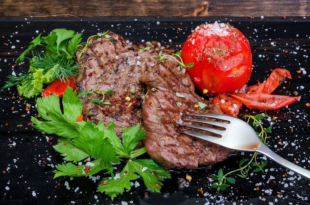 Медальоны из телятины с печеным помидором