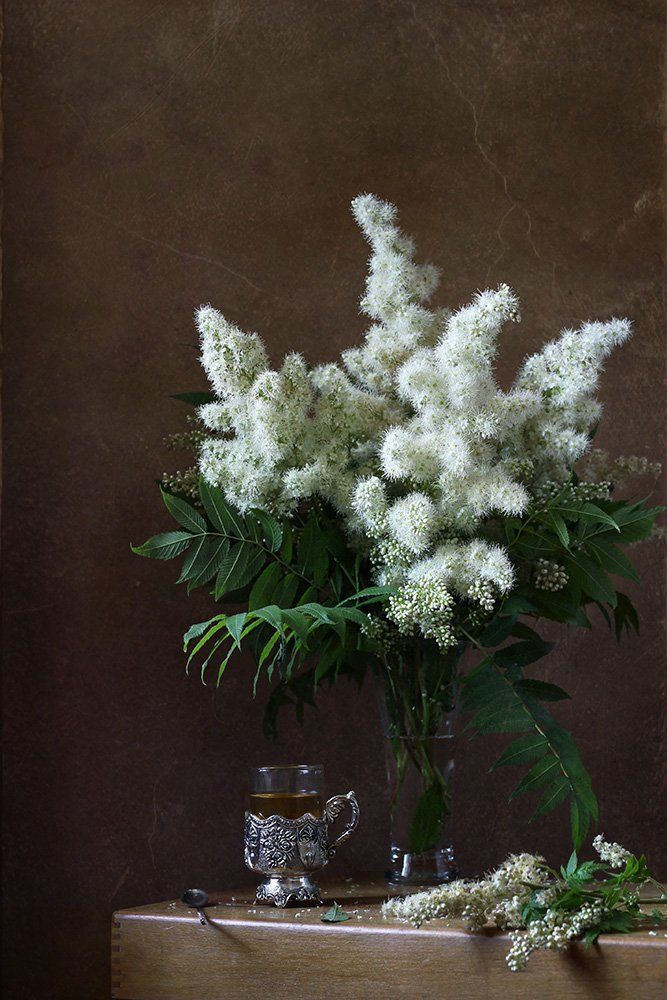 С цветущим рябинником