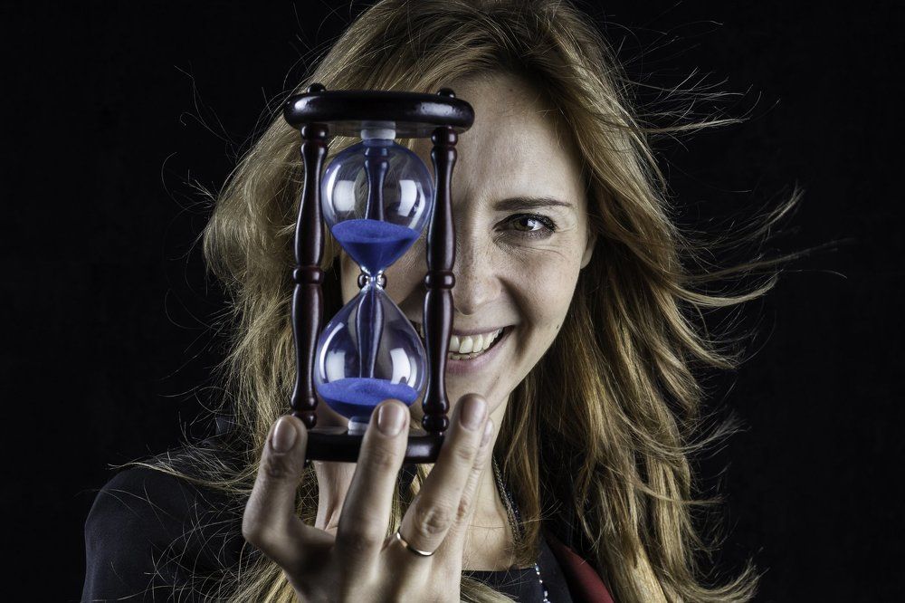 Сквозь пальцы.