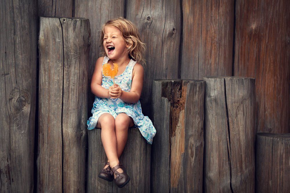 Смеяться от души.