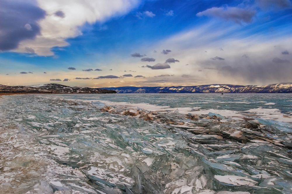 Торосы на озере Байкал