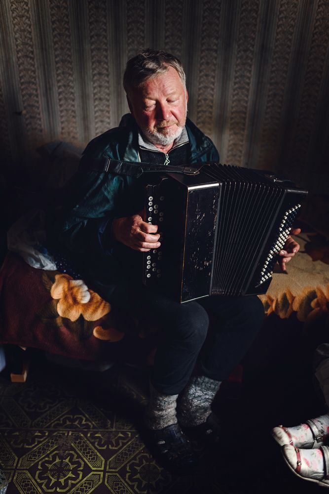 Дедушка с баяном