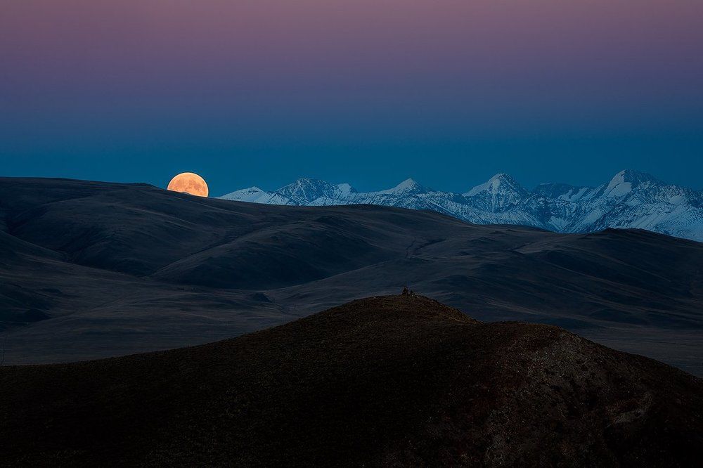 Восход полной Луны.