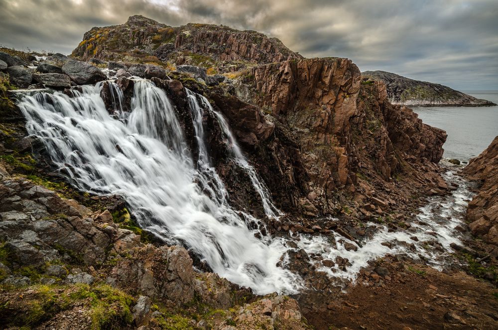 Водопад на берегу Баренцева моря