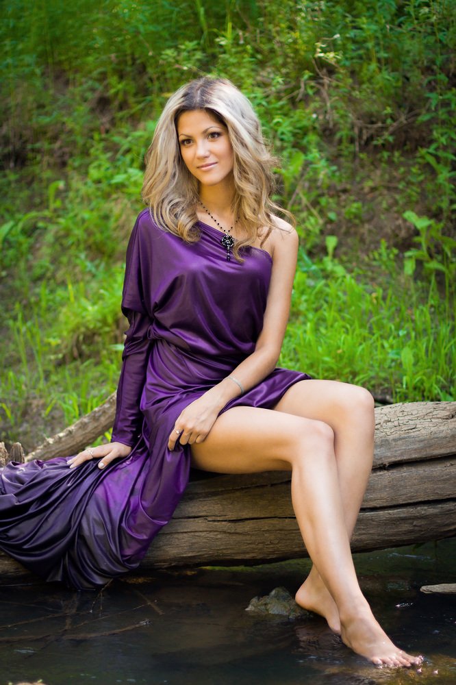 Девушка у воды