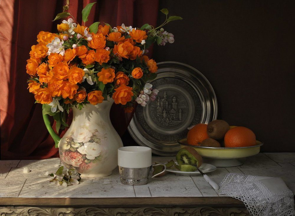 С цветами и фруктами