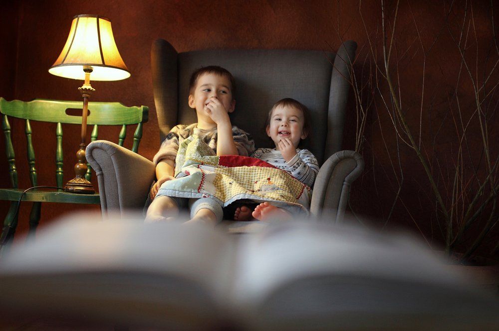 Мама читает...